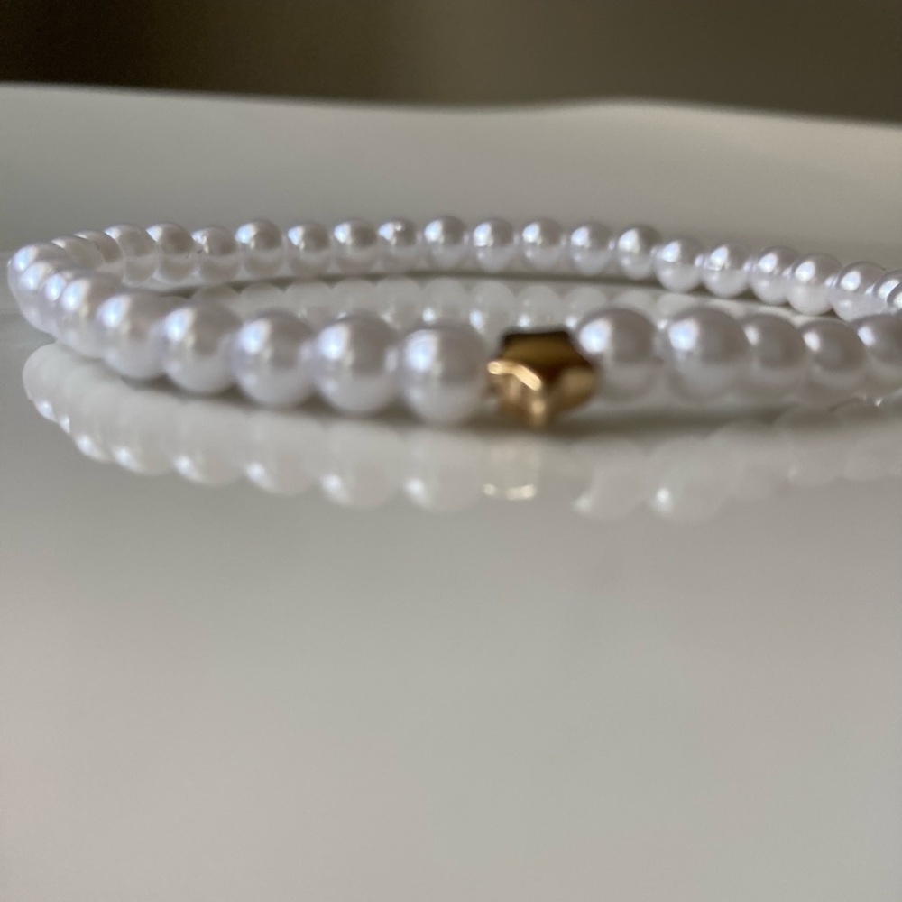 Elegant White Pearl Bracelet with Gold Accent - Picture 5 of 5